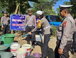 Hadapi Musim Kemarau, Satlantas Polres Gowa Berbagi Air Bersih Ke Warga