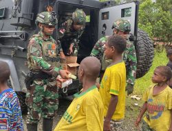 Anak-Anak Tomonsatu Sambut Gembira Komsos Satgas Marinir Habema