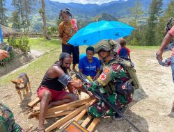 Peringati HUT Ke-74 Tahun, Yonif 323 Buaya Putih Gelar Pelayanan Kesehatan di Pedalaman Papua