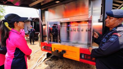 Ketua Umum Bhayangkari Tinjau Penyaluran Air Bersih bagi Pengungsi Erupsi Gunung Lewotobi di Posko Kobasoma