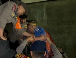 Tim SAR Batalyon A Pelopor Brimob Polda Sulsel Evakuasi Warga Terdampak Banjir di Makassar