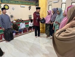Bukber di Masjid Nurul Huda, Ketua DPRD Hamdani Serahkan Sembako untuk Warga Kampung Baru